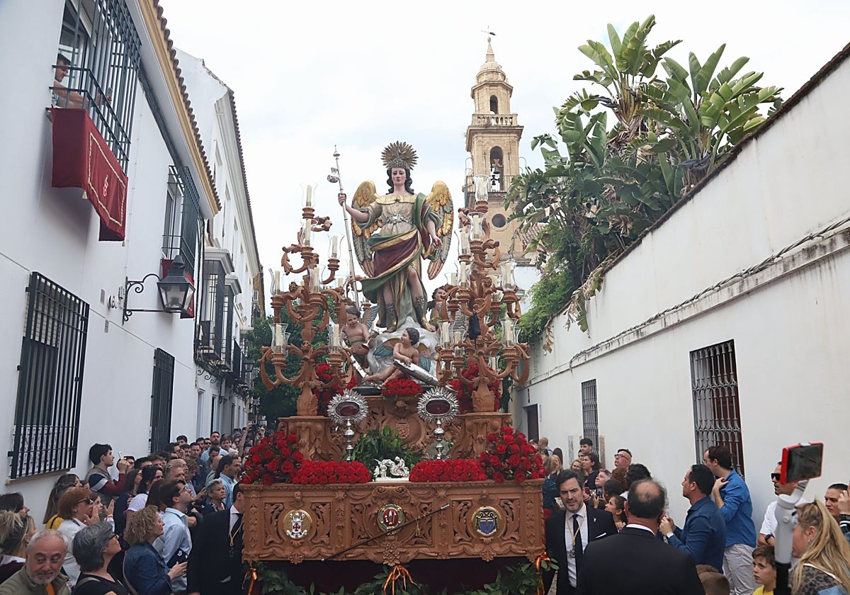 San Rafael en su paso, el sábado, a la salida de la iglesia del Juramento, en su procesión anual