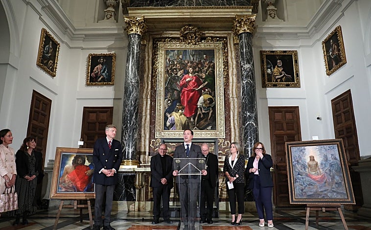 Imagen principal - La apertura de la exposición 'Rostros de Cristo' en la que han participado autoridades de Toledo, así como representantes del Cabildo de la catedral, que se podrá visitar hasta finales de año