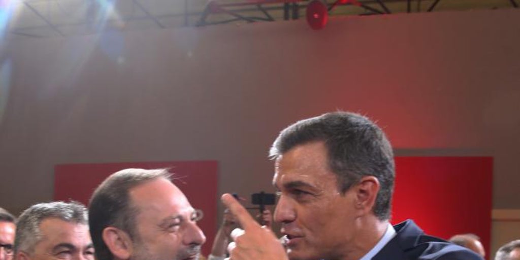 Cruce de acusaciones entre el Gobierno y el PP por los mensajes de Sánchez y Ábalos