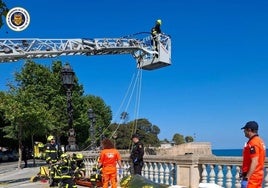 Un hombre se cae por la muralla de la Alameda de Cádiz y es rescatado por los bomberos