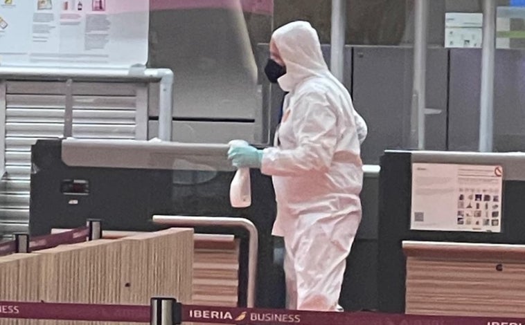 Imagen principal - Un técnico fumiga la zona de facturación a finales de este mes de abril, un mendigo duerme en un área de tránsito y una araña fotografiada en la terminal