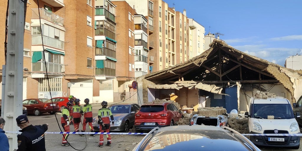 El derrumbe de una  vivienda en Palencia provoca daños en varios vehículos aparcados