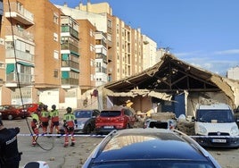 El derrumbe de una  vivienda en Palencia provoca daños en varios vehículos aparcados