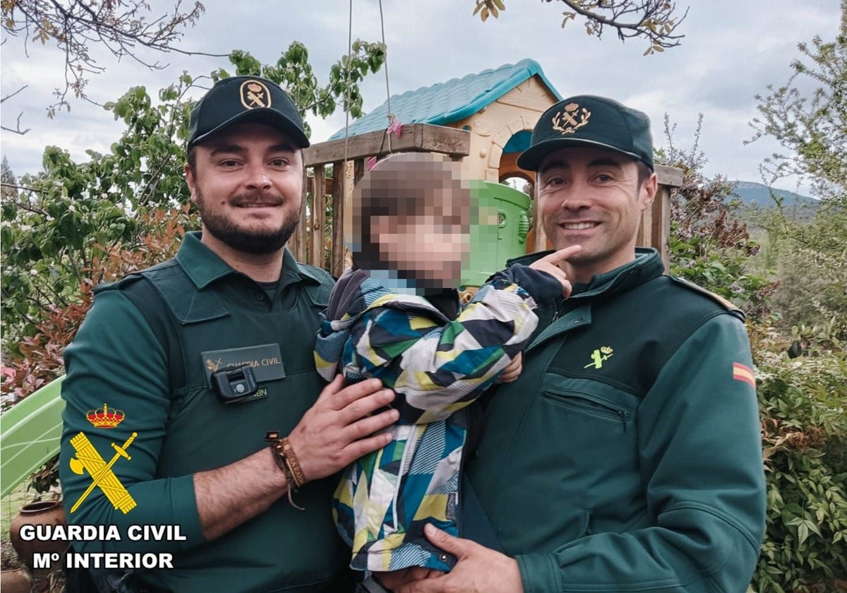 Los agentes de la Guardia Civil, con el pequeño en brazos tras localizarlo en perfecto estado de salud