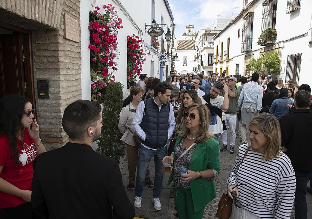 Visitantes en uno de los Patios del barrio de San Basilio