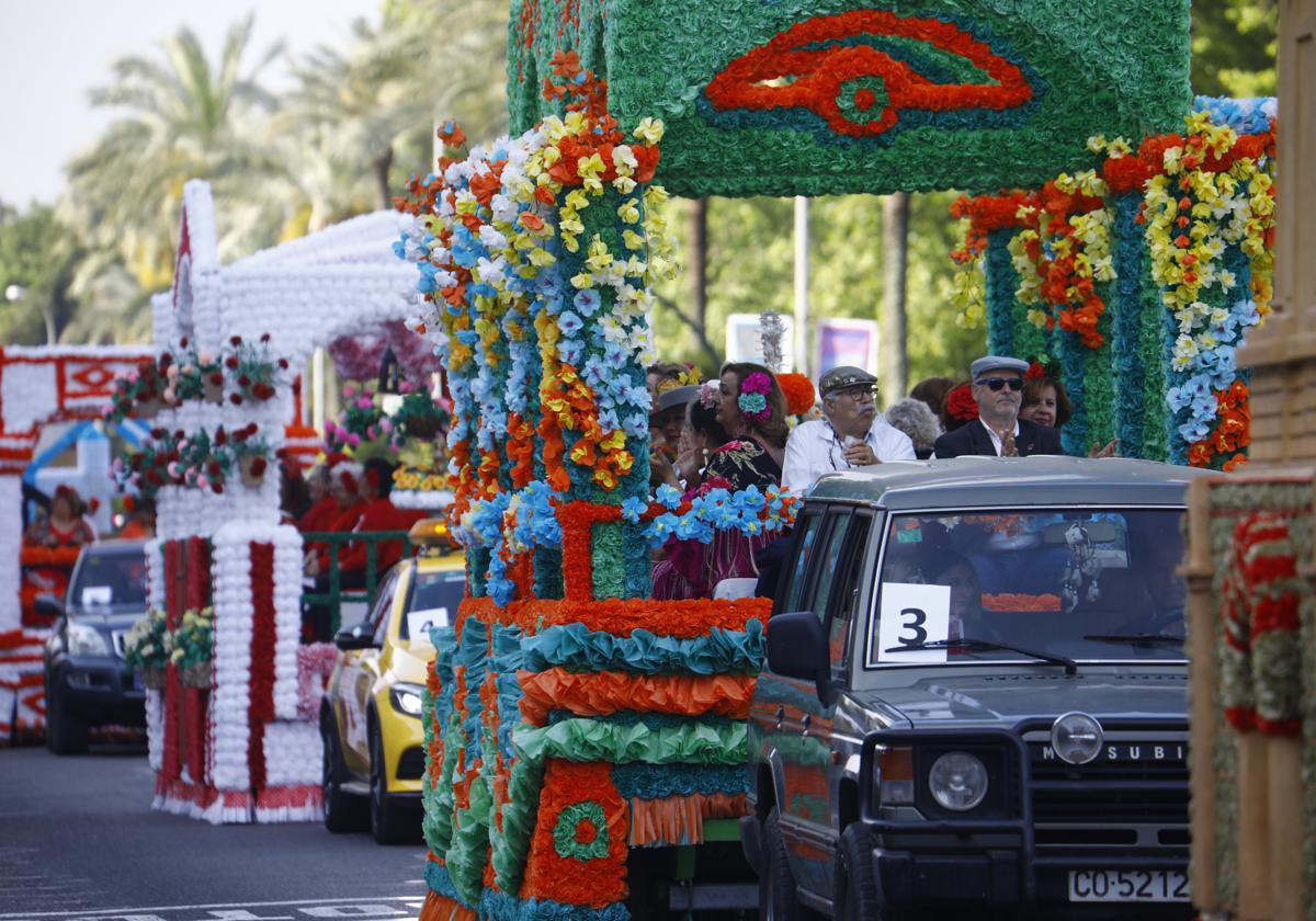 Las carrozas, este domingo en su marcha al santuario de la Virgen de Linares