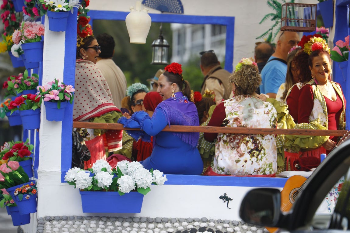 La colorida romería de la Virgen de Linares de Córdoba, en imágenes