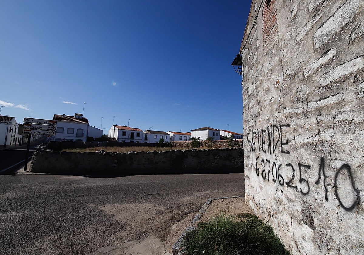 Un rótulo de venta de vivienda en los accesos a Conquista, uno de los pueblos de Córdoba con menos población