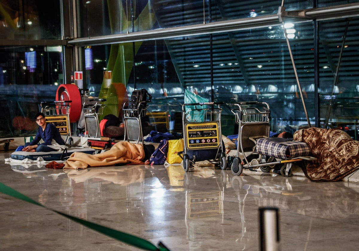 Personas sintecho viviendo en las terminales T1 y T4 de Barajas
