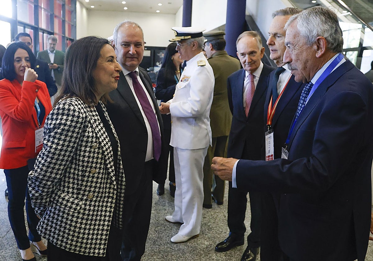 Los ministros Margarita Robles y Jordi Hereu junto a los representantes de la industria