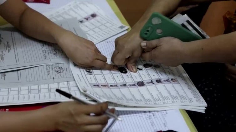 Miles de filipinos votan este lunes en unas elecciones a mitad de mandato vistas como un referéndum a las políticas del presidente Marcos Jr.
