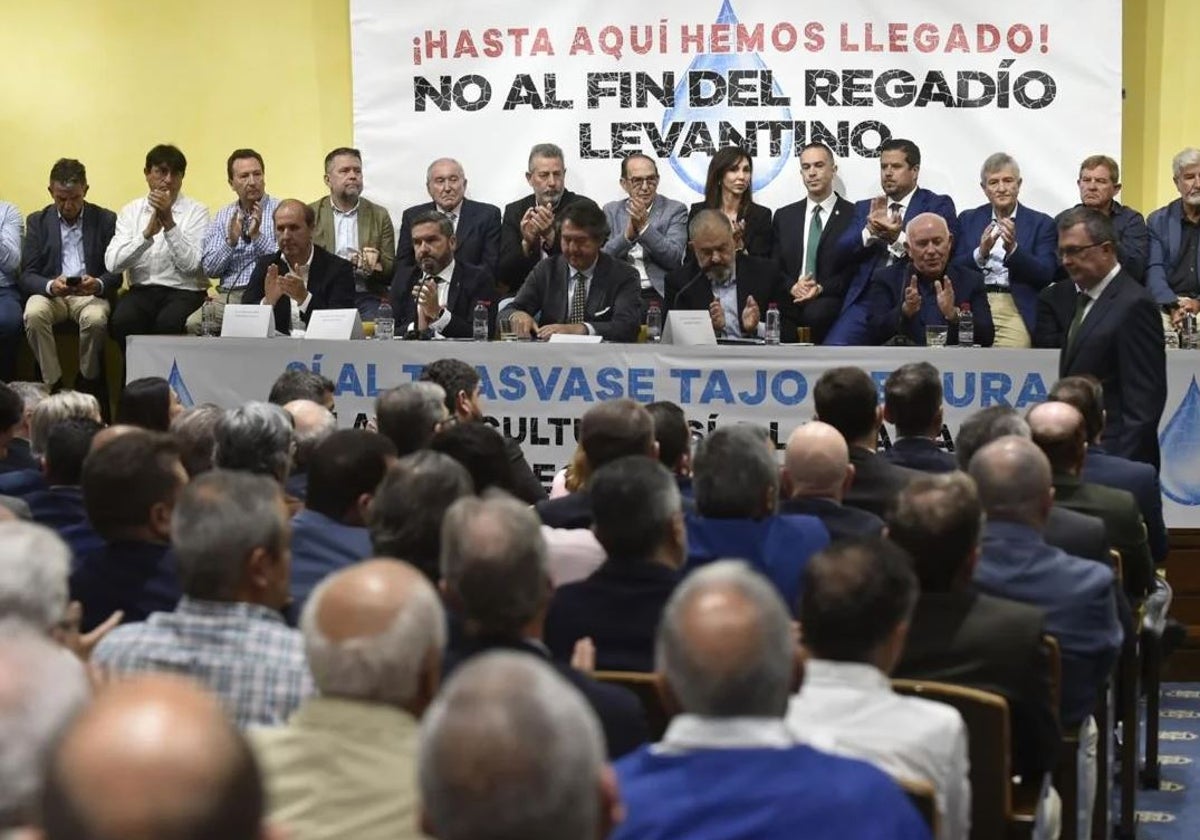 Los ribereños y el PSOE exigen al PP de Núñez que vote en contra de &#039;salvar&#039; el trasvase, que este martes lleva Miras al Congreso