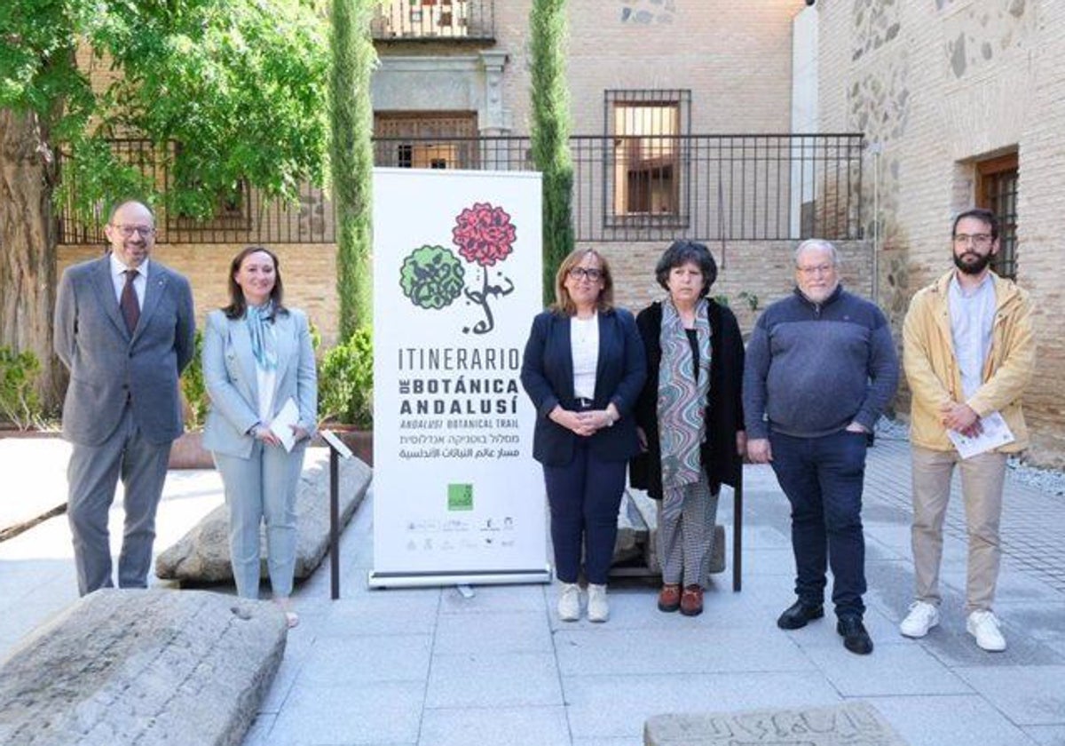 Autoridades durante la presentación del itinerario 'Botánica andalusí en el Sefardí