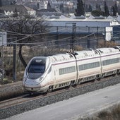 Un tren de alta velocidad en las cercanías de Granada