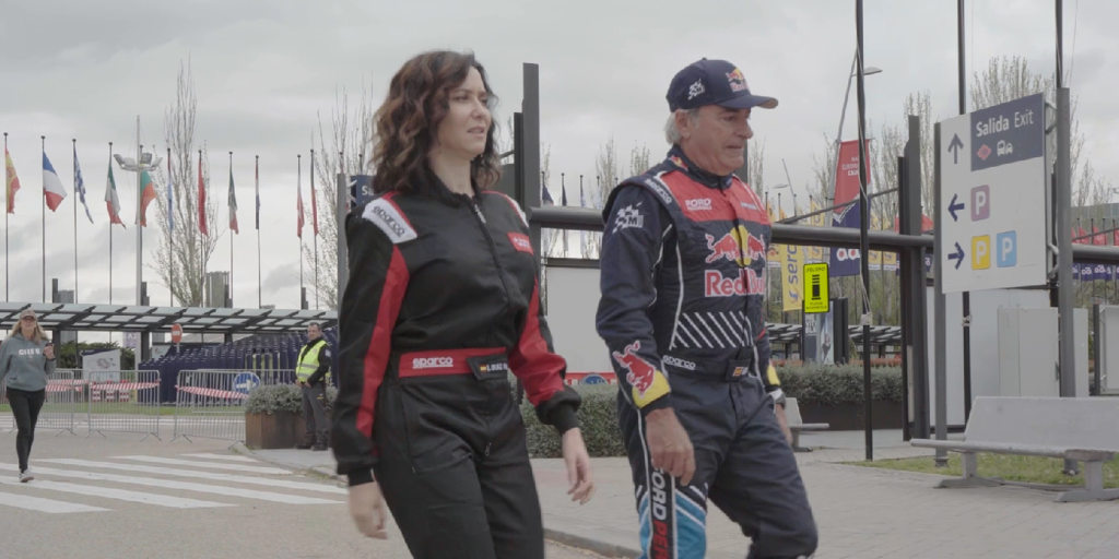 Ayuso se sube al coche de Carlos Sainz para dar la primera vuelta al que será el circuito de F1 de Madrid