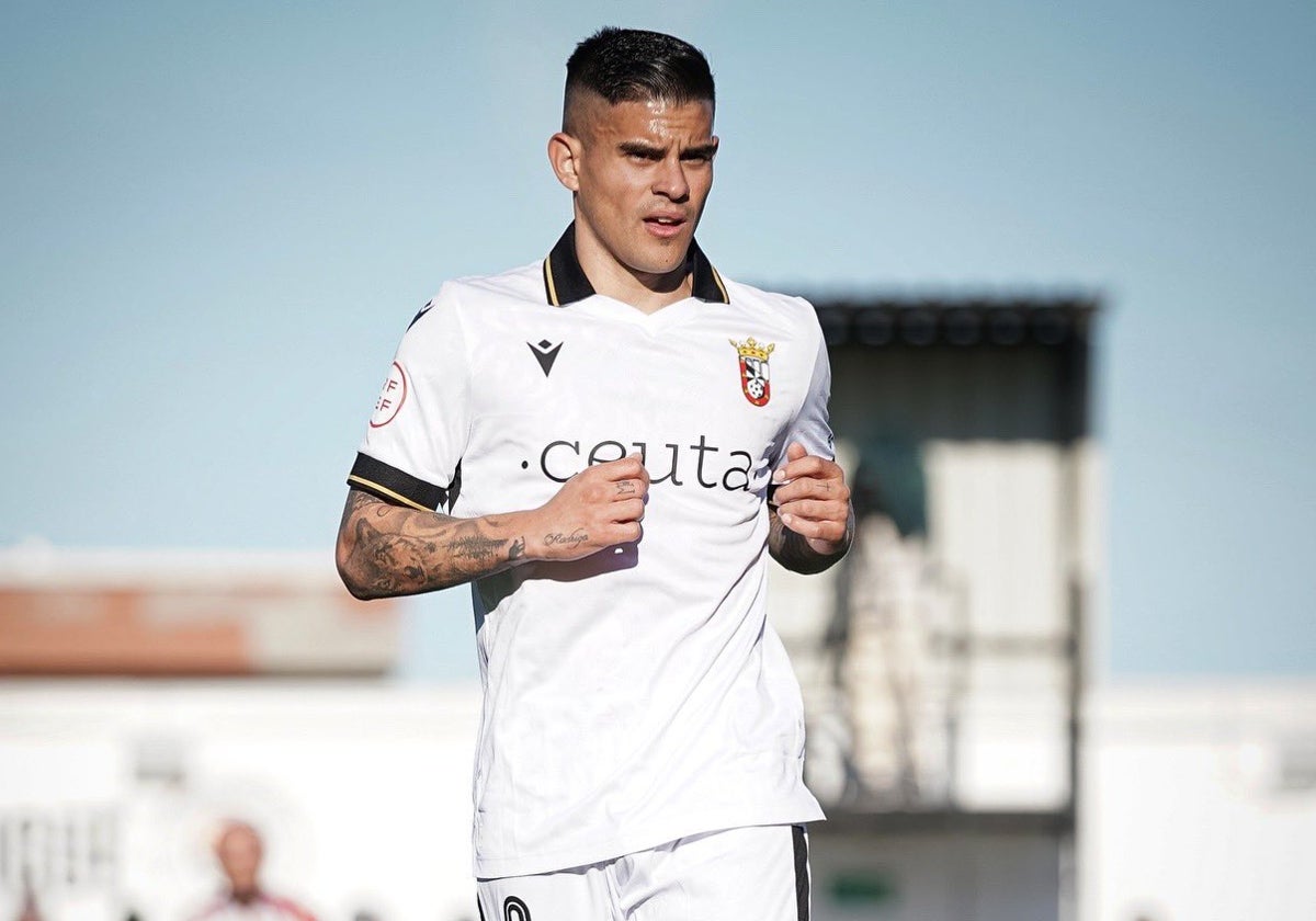 Kuki Zalazar con la camiseta del Ceuta durante un encuentro