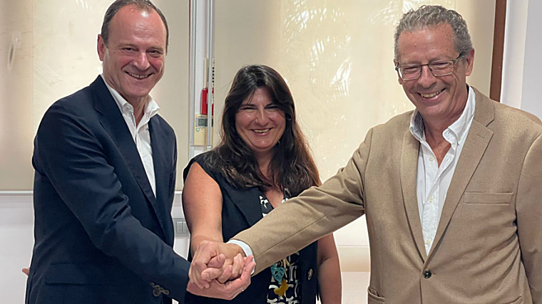 El gerente de Ayagaures Medioambiente, Antonio Díaz, en una rueda de prensa que contó con la presencia de la viceconsejera de Transición Ecológica del Gobierno de Canarias, Julieta Shallenberg, y del alcalde de Agüimes, Óscar Hernández