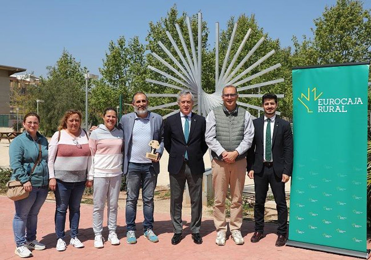 El presidente de la Fundación Eurocaja Rural, Javier López Maartín, visitó el AMPA del instituto Andreu Alfaro