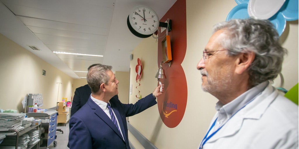 La Fundación Aladina toca la campana a los niños enfermos en el hospital de Toledo