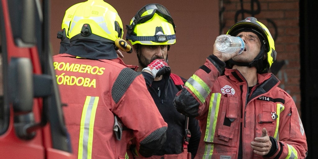 Dos personas hospitalizadas por un incendio junto al Vial de Córdoba