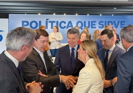 Fernández Mañueco traslada su «apoyo» a Feijóo tras convocar el Congreso Nacional del PP