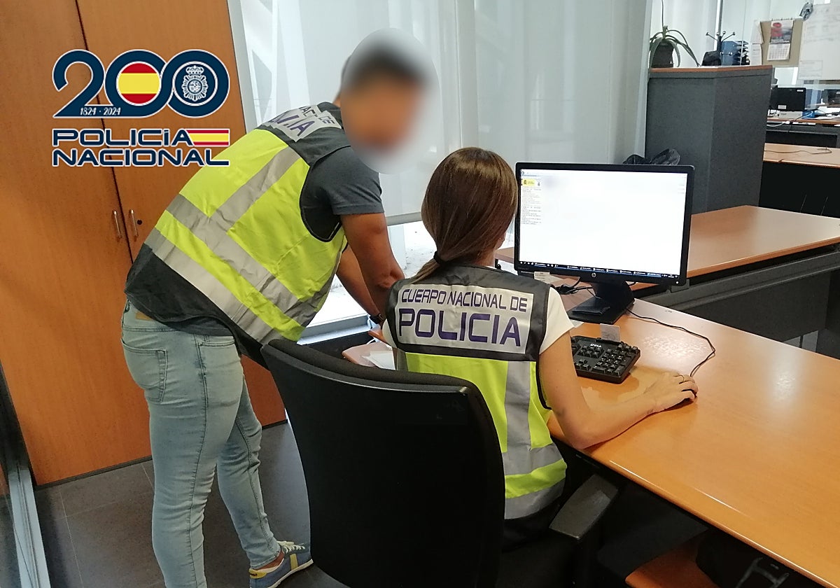 Imagen de dos agentes de la Policía Nacional en Alicante