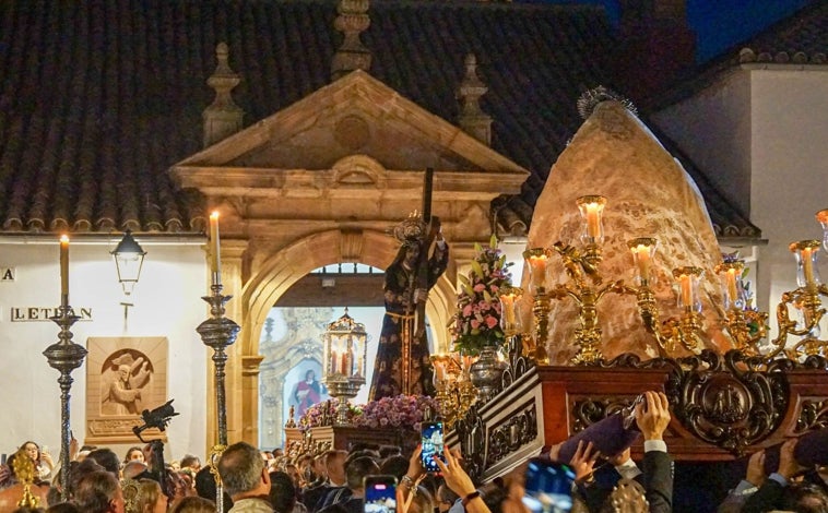 Imagen principal - En la imagen superior y en las inferiores, distintos instantes del encuentro de las dos imágenes y traslado por las calles de Montoro, este sábado