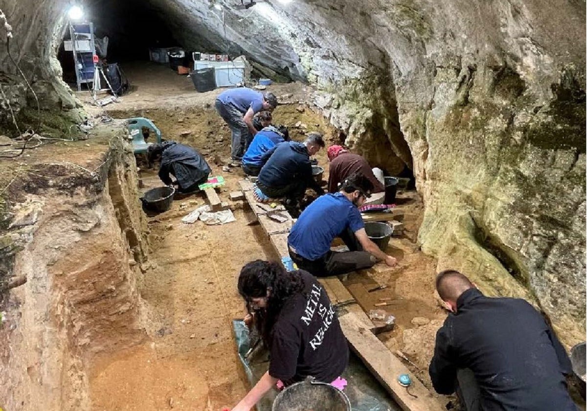Trabajos de excavación en la cueva de Eirós, en Triacastela (Lugo)
