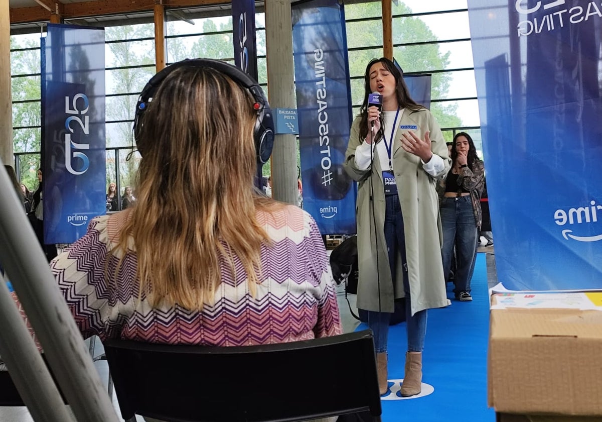 Virginia Cruz, la primera aspirante en pasar de fase, haciendo su prueba frente a Noemí Galera