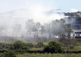 Los bomberos permiten el acceso al polígono de Vilanova y la Geltrú (Barcelona), tras el incendio del sábado