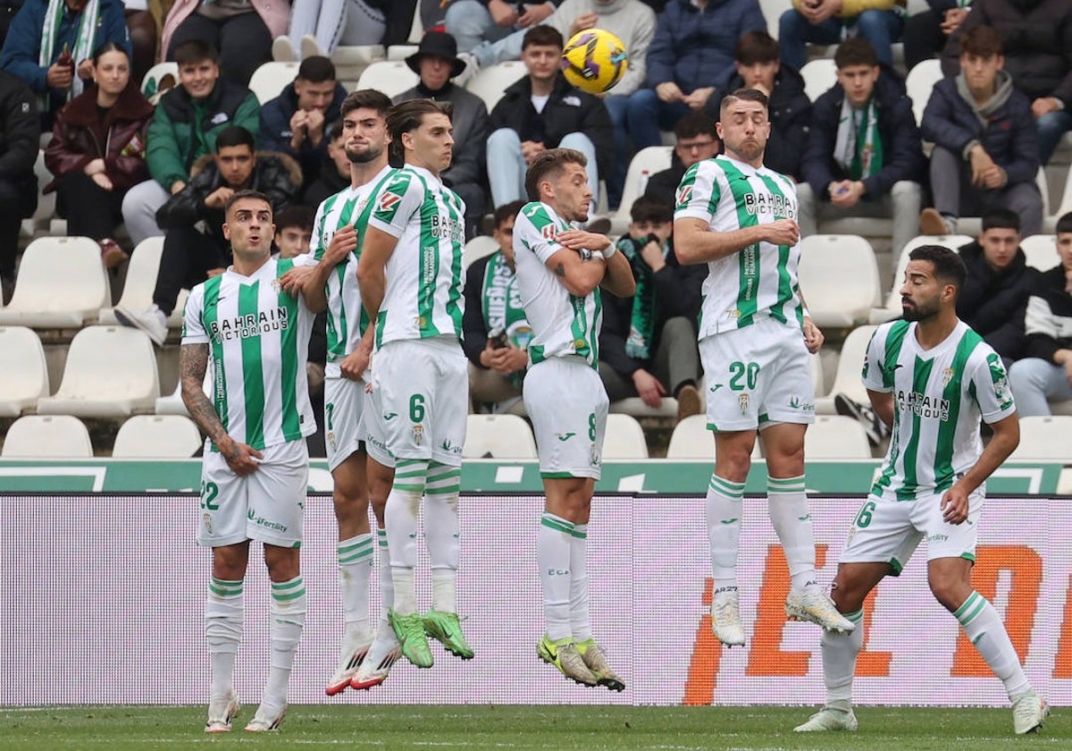 Los jugadores blanquiverdes defienden una acción en un partido