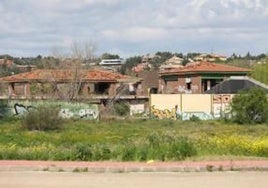 El ayuntamiento demolerá el edificio «insalubre y en ruina» de La Peraleda y habilitará un parking