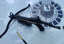 Cazan a un hombre listo para disparar con una ballesta y una pistola en la carrera popular de Villa de Vallecas