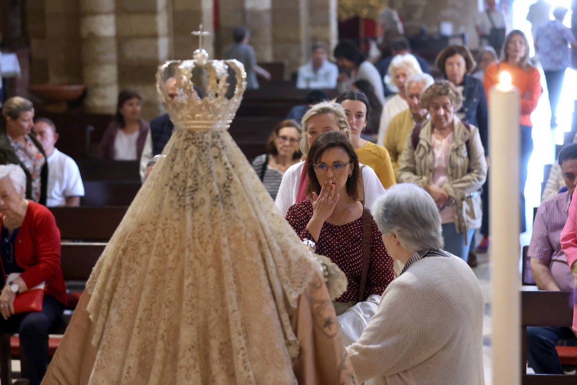 El besamanos a la Virgen de los Remedios en Córdoba, en imágenes