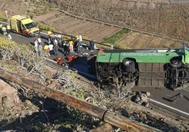 Una mujer fallecida y 10 heridos tras volcar un autobús en La Gomera