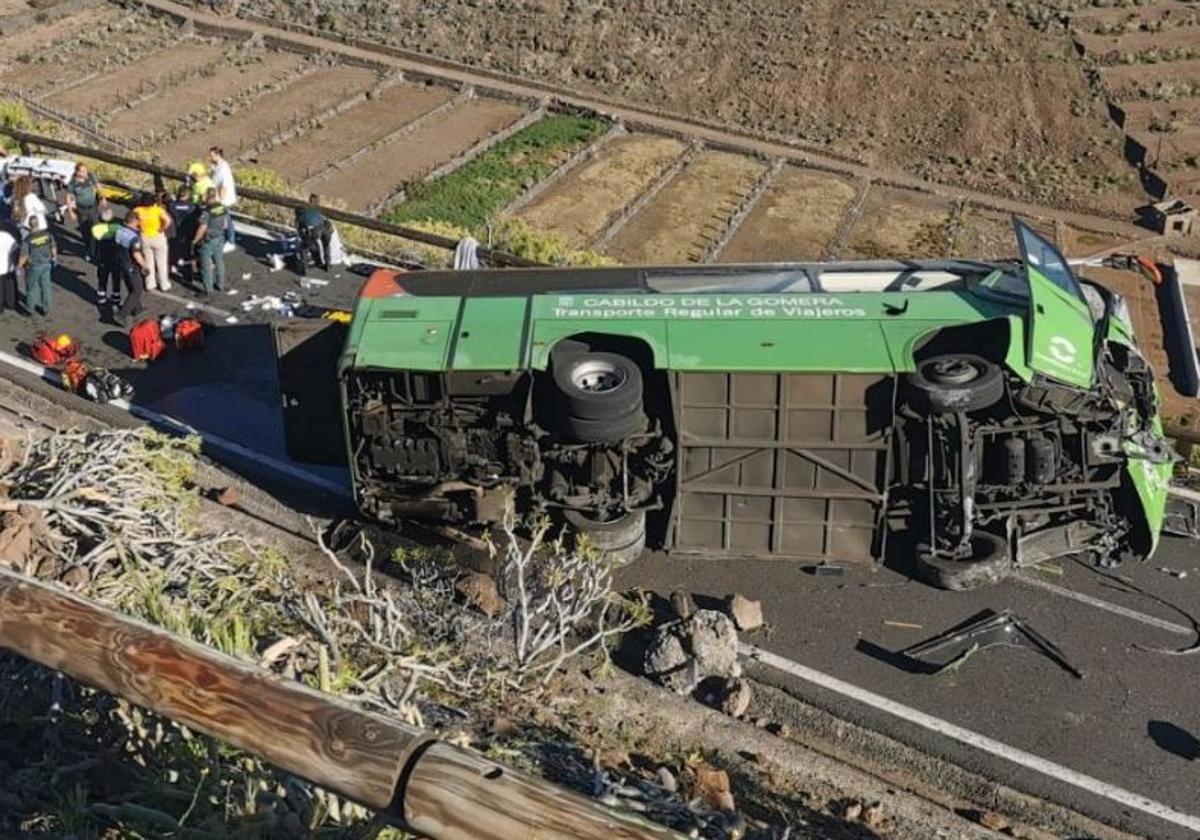 El autobús volcado en la carretera general de San Sebastián de La Gomera