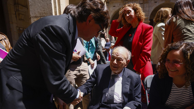 Los defensores del bilingüismo acusan a Illa de atacar la libertad con su pacto por el catalán