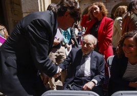 Los defensores del bilingüismo acusan a Illa de atacar la libertad con su pacto por el catalán