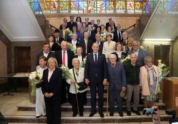 El Ayuntamiento de León homenajea a una quincena de parejas que celebran sus Bodas de Oro y de Diamante