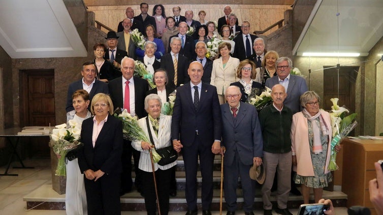 El Ayuntamiento de León rinde homenaje a una quincena de parejas que celebran sus Bodas de Oro y de Diamante