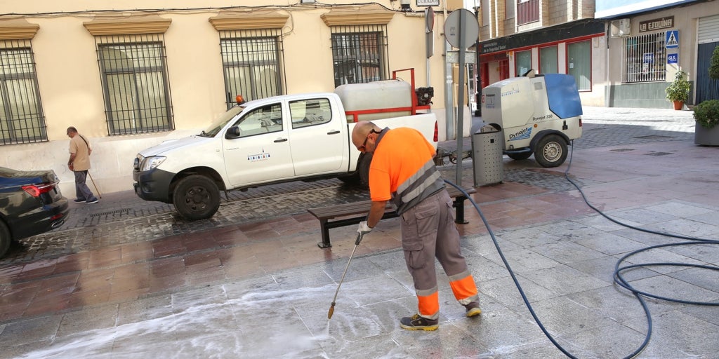 El Ayuntamiento de Lucena externalizará ocho de las doce zonas en las que divide la limpieza viaria