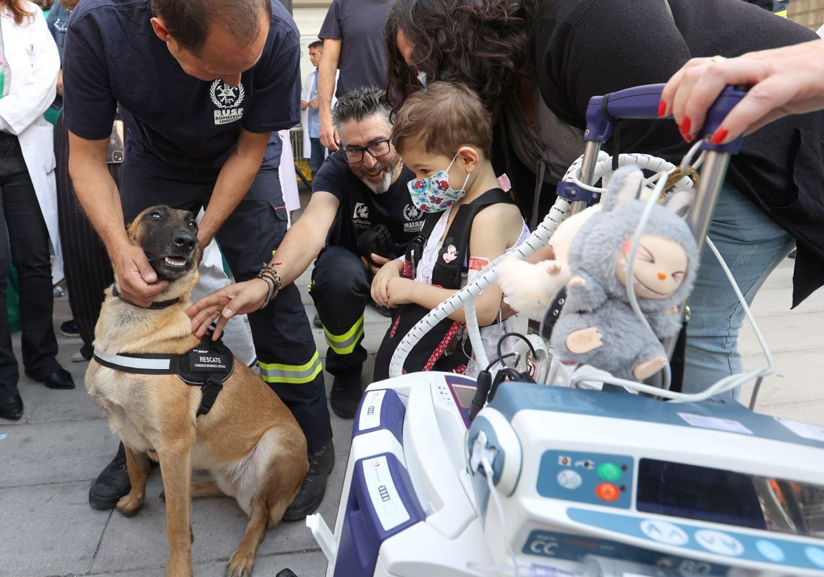 Un niño hospitalizado con el perro 'Uva', que participó con los bomberos en la actividad