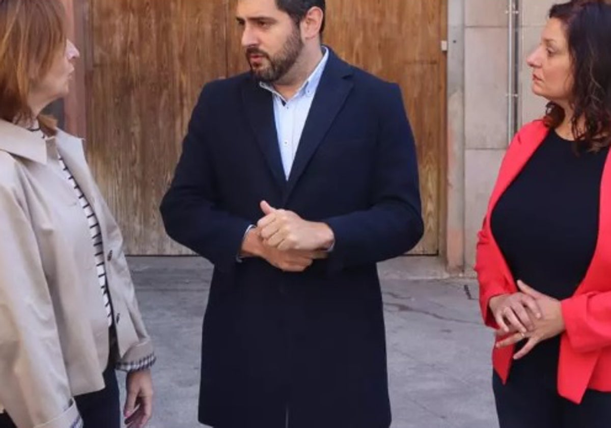El portavoz de Vox en las Cortes de Aragón, Alejandro Nolasco, y las concejales de este partido en la ciudad de Teruel, Elena Fernández (izda.) y Verónica Luz (dcha.)