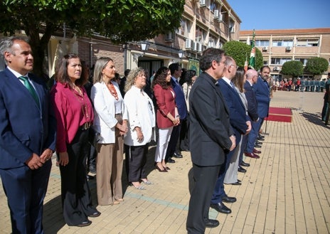 Imagen secundaria 1 - Algunos de los momentos vividos este martes en el cuartel de la Guardia Civil en Toledo, al que acudieron representantes de la diferentes instituciones, así como políticos del PSOE y del PP. En el acto, hubo un especial recuerdo a las familias desalojadas de la comandancia.