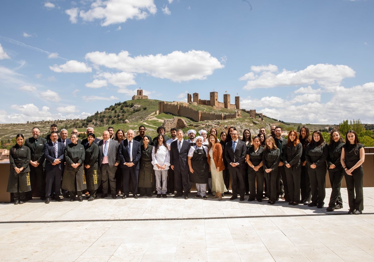Foto de familia tras la inauguración, con el castillo de Molina al fondo