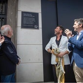 Miguel Poveda descubre la placa en la fachada del edificio donde vivió Lorca