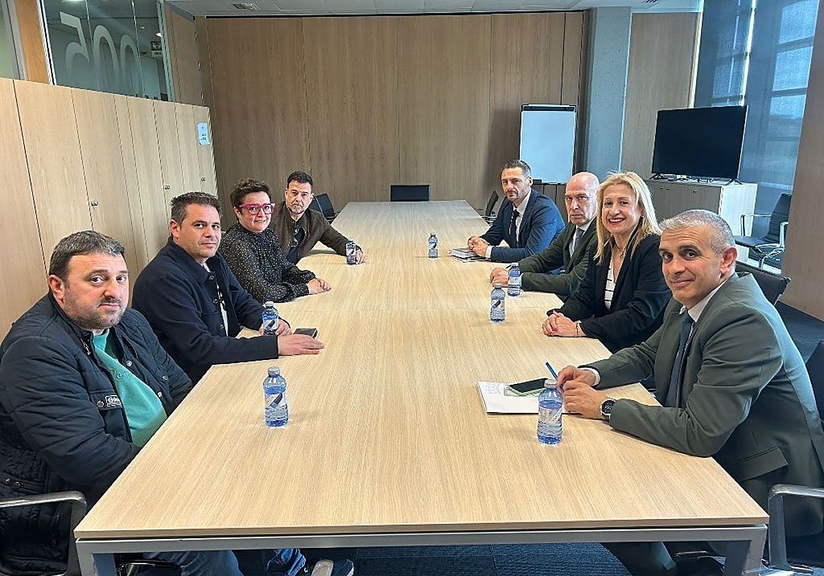 Reunión de representantes de la Junta de Castilla y León con el comité de empresa de Siemens Gamesa en Ágreda (Soria)