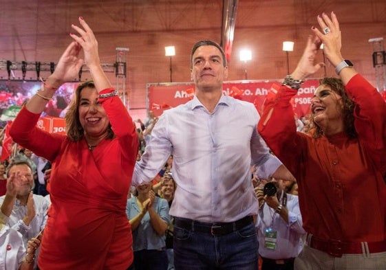 El líder del PSOE, Pedro Sánchez, junto a la entonces secretaria general del PSOE-A, Susana Díaz, y la ministra María Jesús Montero, en un mitin en Sevilla en 2019