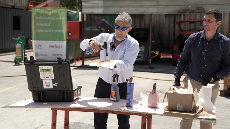 Un invento aragonés logra el primer control mundial de incendios de baterías eléctricas sin daños colaterales