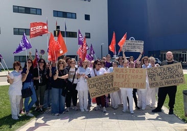 El personal de limpieza del hospital se concentra: «Nos tratan muy mal, lloramos al final de la jornada»